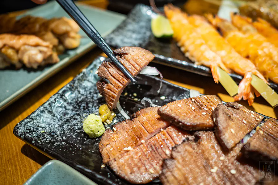 夾起一片厚切牛舌，Q彈感十足