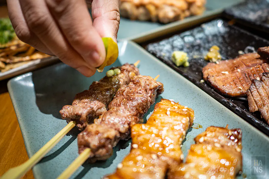 擠上金桔汁提味的鹽燒牛肉串