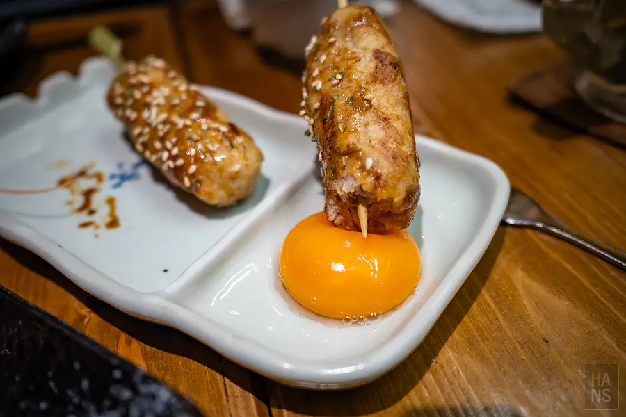 雞肉丸準備沾取蛋黃液