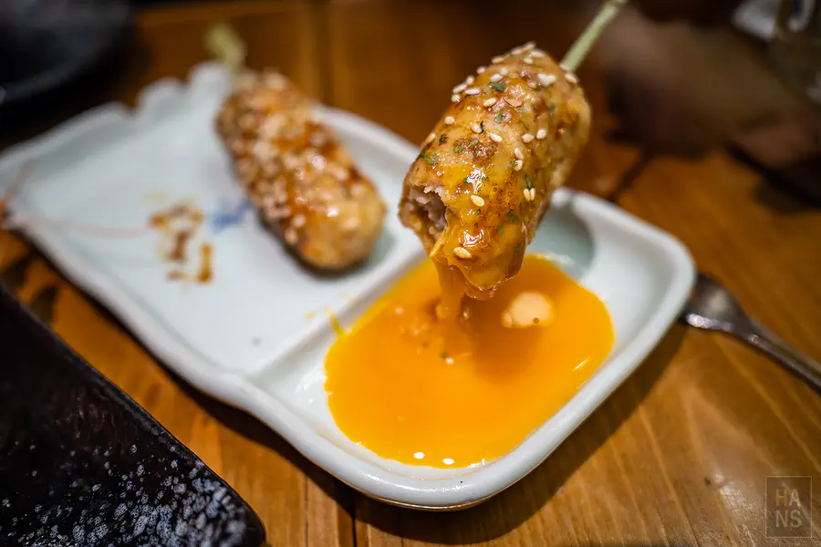 沾滿滑順蛋液的雞肉丸