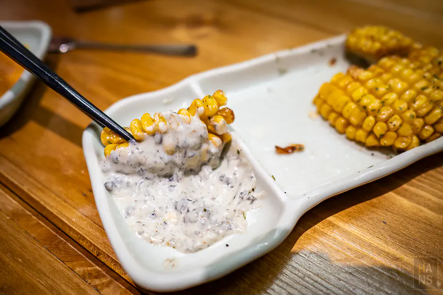 沾上濃郁松露白醬的玉米
