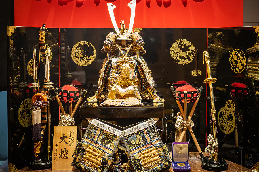 金色甲冑細節特寫