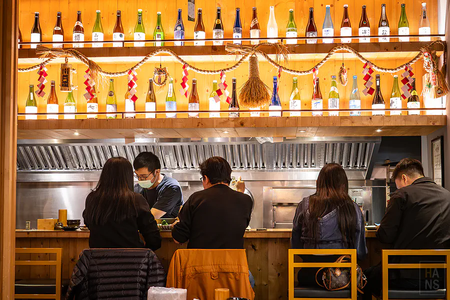 客人在板前區享受美食