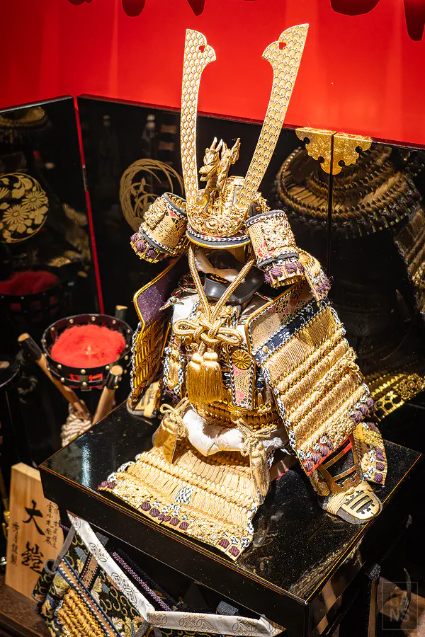 頭盔上的龍形裝飾非常精緻