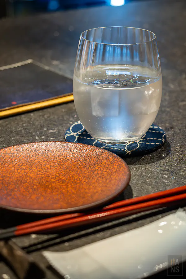 碳探和牛專門店質感極佳的水杯與藍染杯墊