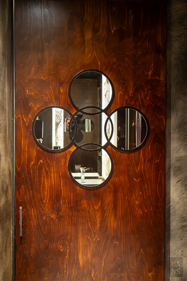 碳探和牛專門店充滿設計感的木門與鏡面裝飾