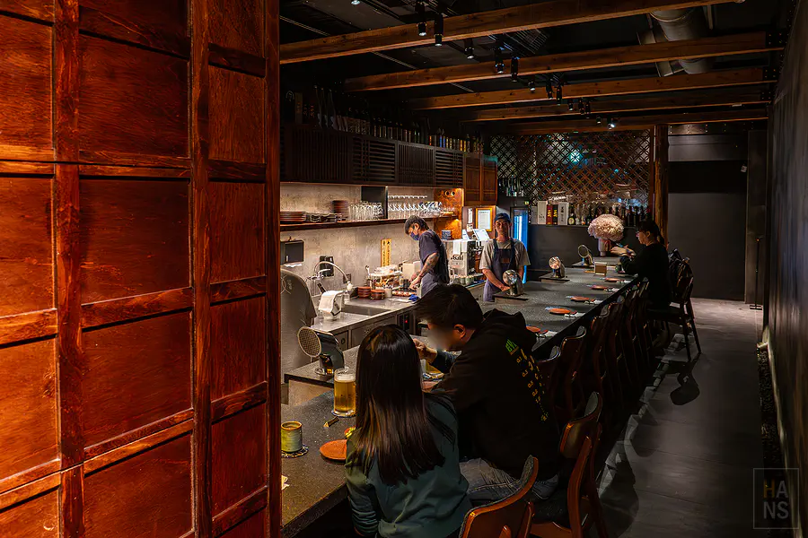 碳探和牛專門店溫暖昏黃的用餐氛圍