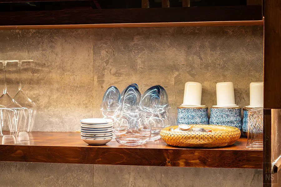 碳探和牛專門店架上陳列的精緻食器