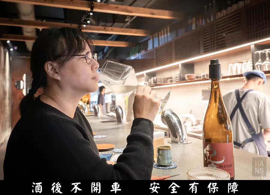 Kay在碳探和牛專門店品嚐清酒