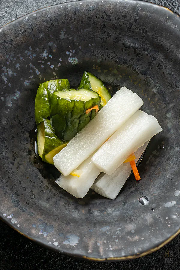 碳探和牛專門店招待的柚香小黃瓜漬物