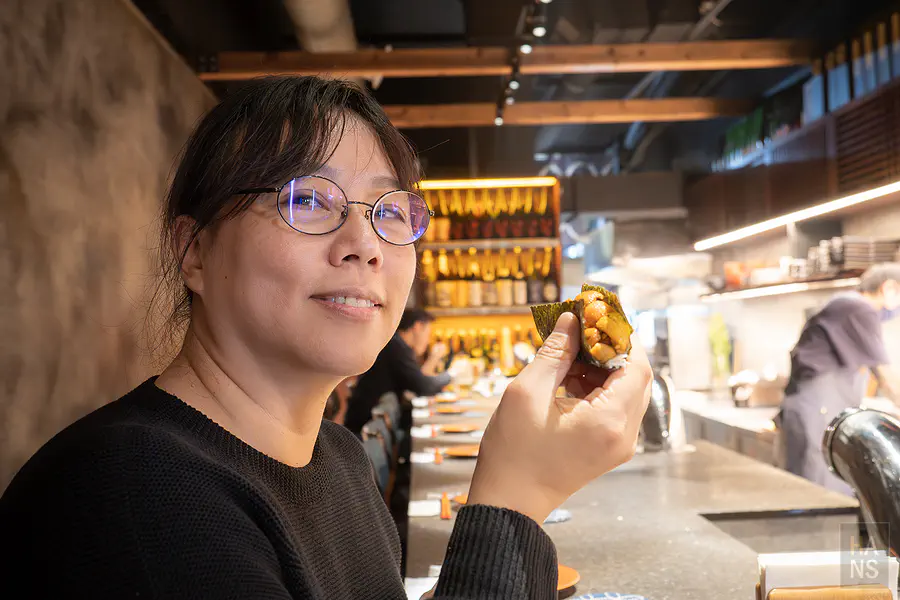 Kay開心品嚐美味的海膽手卷