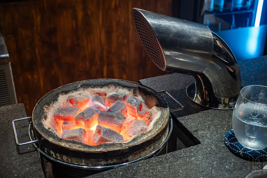 碳探和牛專門店使用的松木炭火盆與銀色排煙管