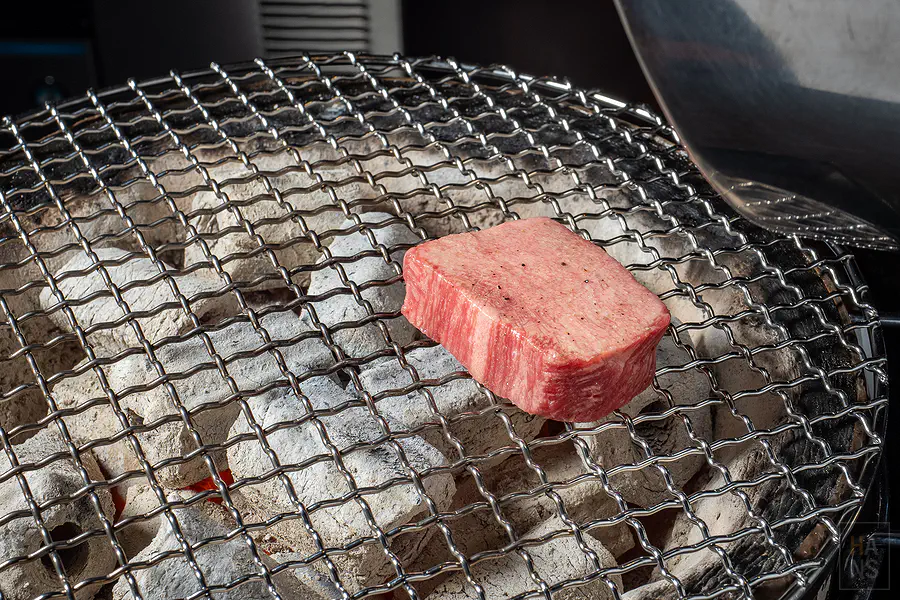 厚切牛舌在炭火上進行第一階段燒烤