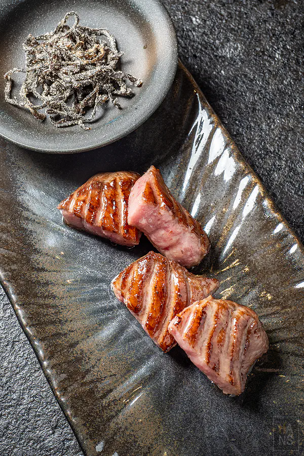 搭配昆布鹽享用的完美厚切牛舌