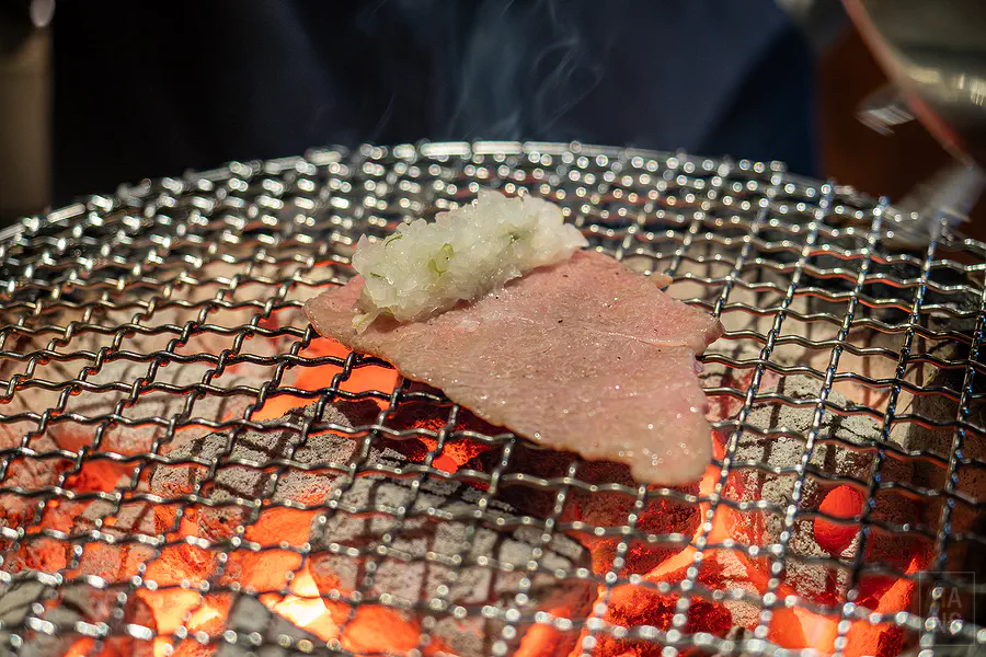 鋪上柚香洋蔥沾醬一起燒烤的腿三角