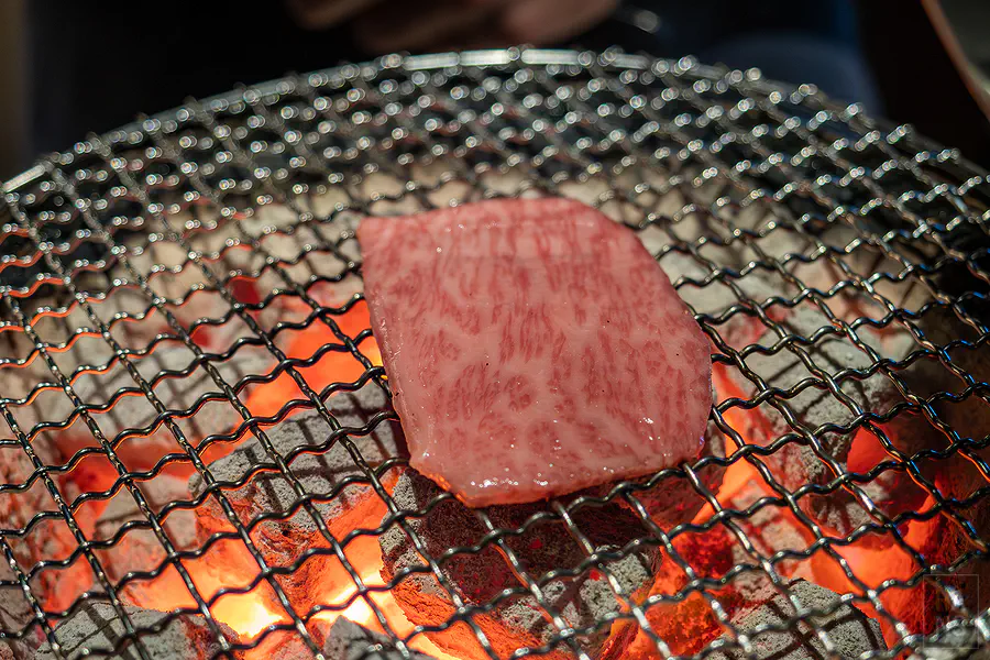 油花豐富的沙朗部位在烤網上