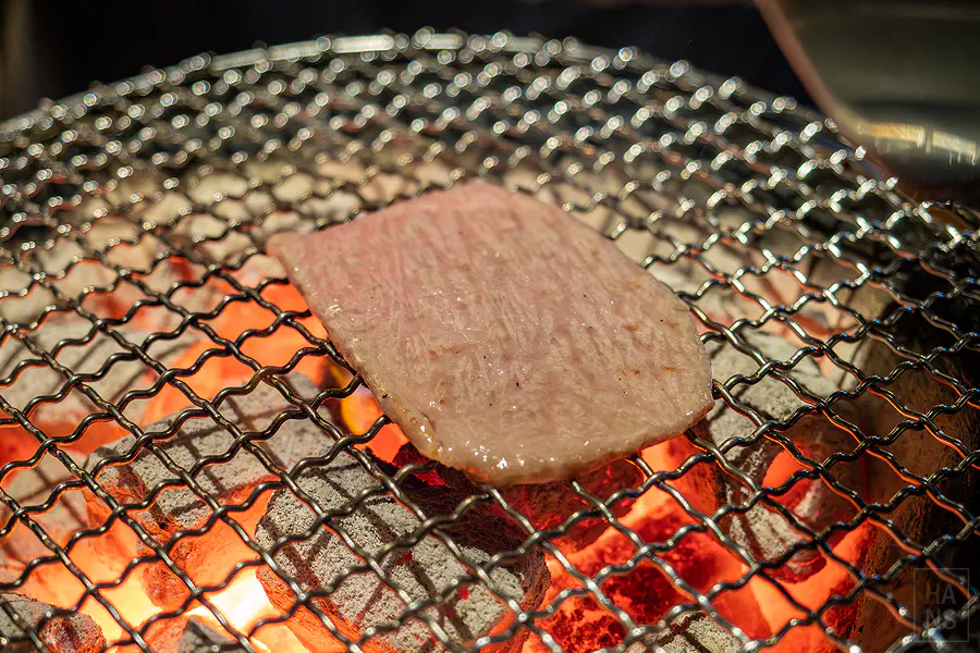 烤出漂亮烤痕的沙朗和牛