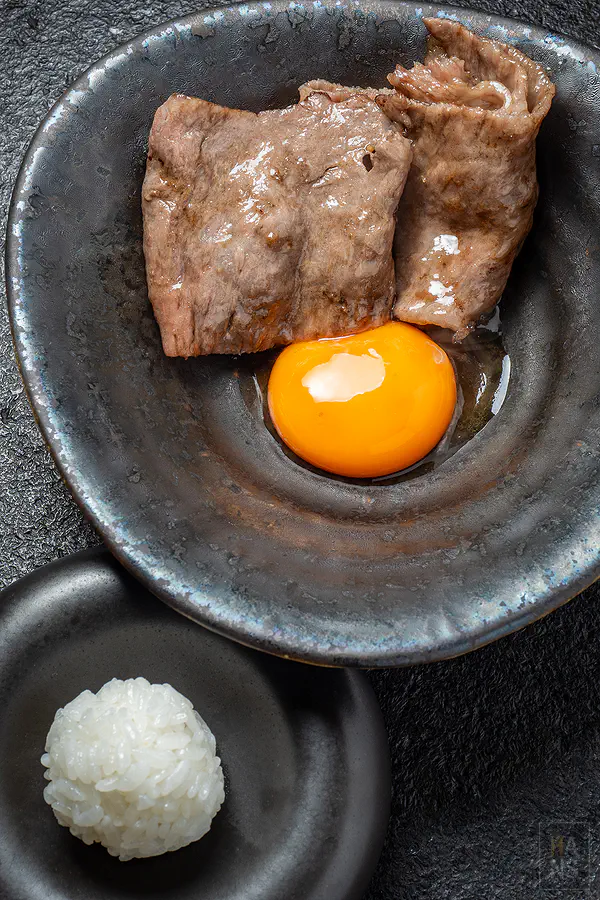 烤好的紐約客SHABU放入生蛋黃碗中