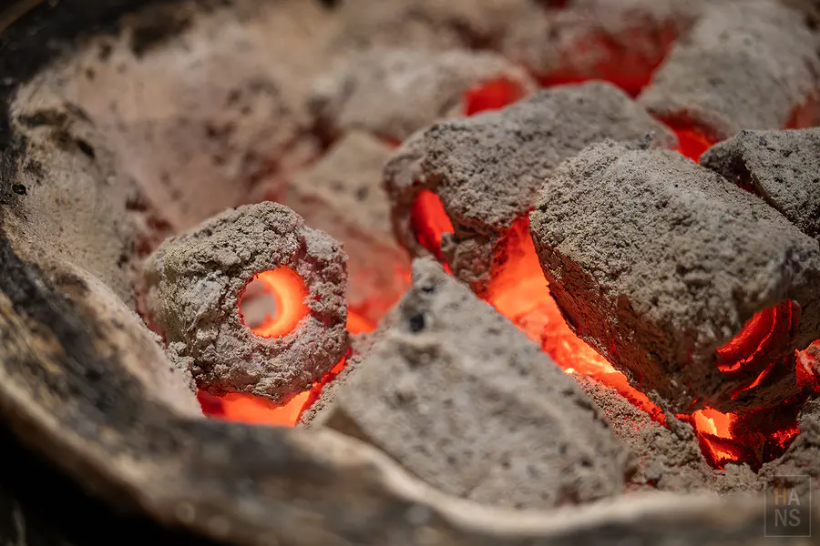 碳探和牛專門店使用的松木炭火盆與銀色排煙管