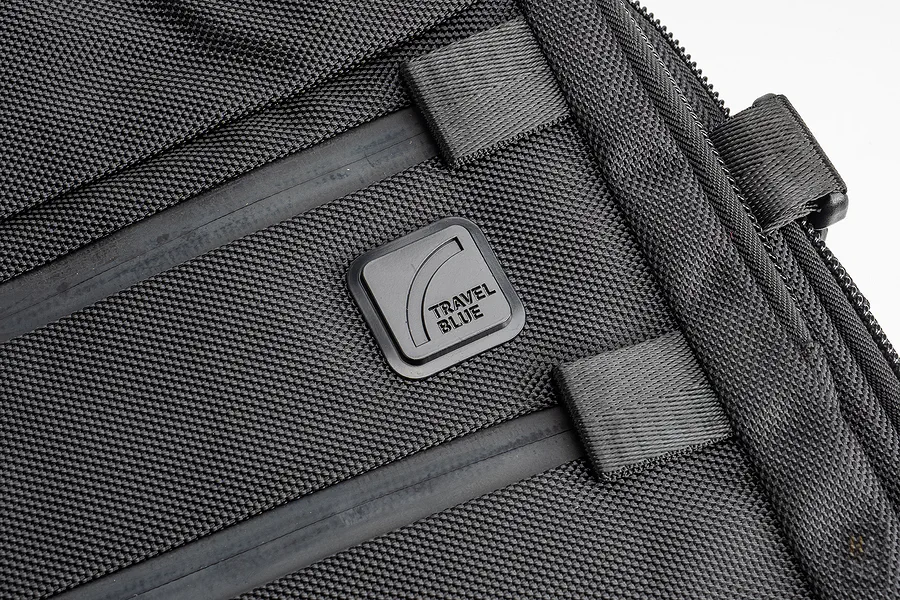 Travel Blue 立體 Logo 與防潑水布料特寫