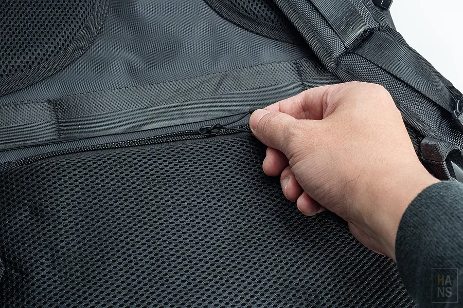 Travel Blue Journey 35L 後方隱藏防盜袋與行李箱固定帶