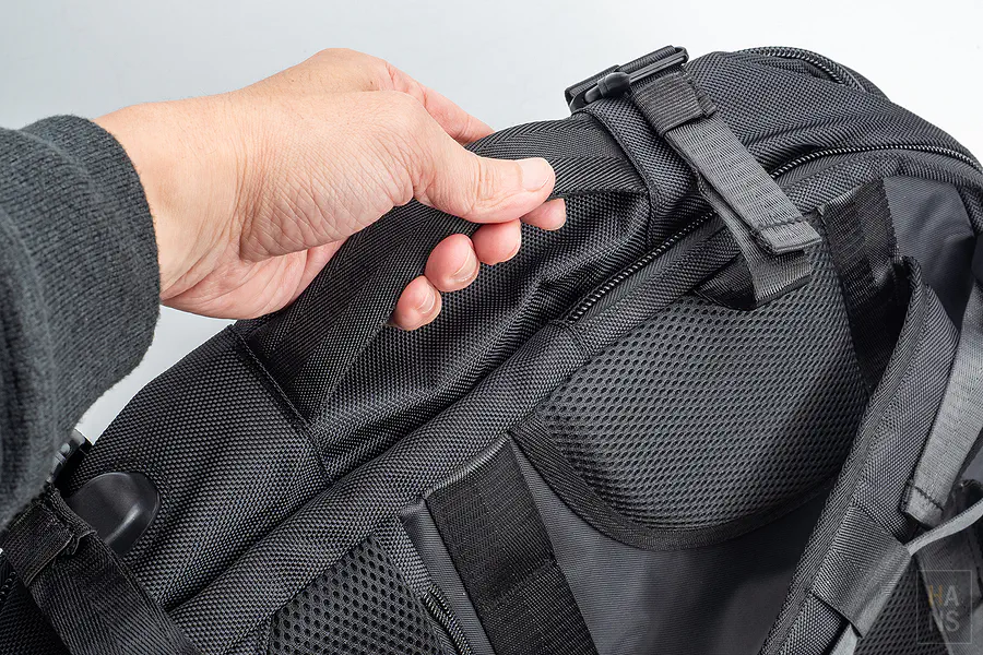 側邊隱藏式提把，支援橫向手提