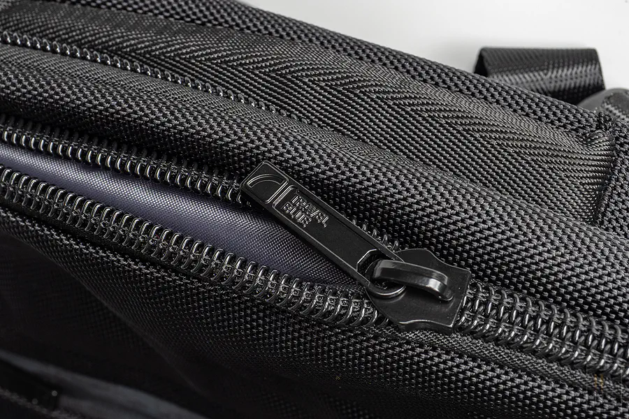 Travel Blue 高質感品牌拉鍊細節