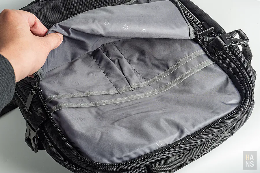 拉鍊隱私夾層與網袋設計