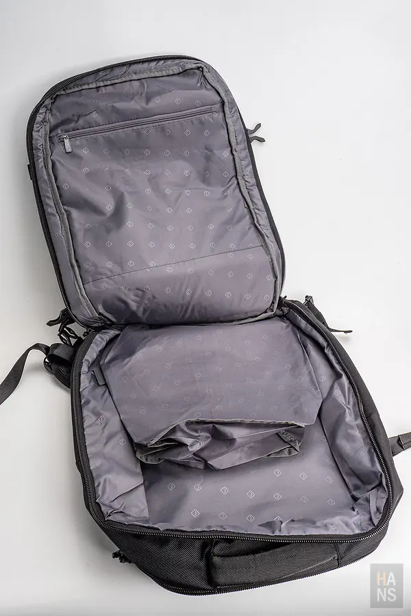 主空間支援 180 度全展開，宛如小型行李箱