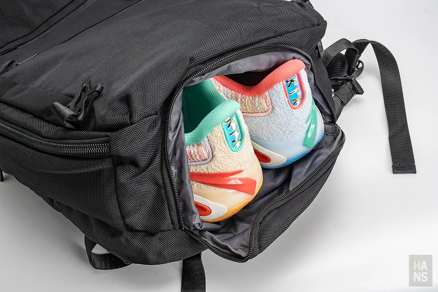 底部獨立拉鍊鞋層，輕鬆放入運動鞋