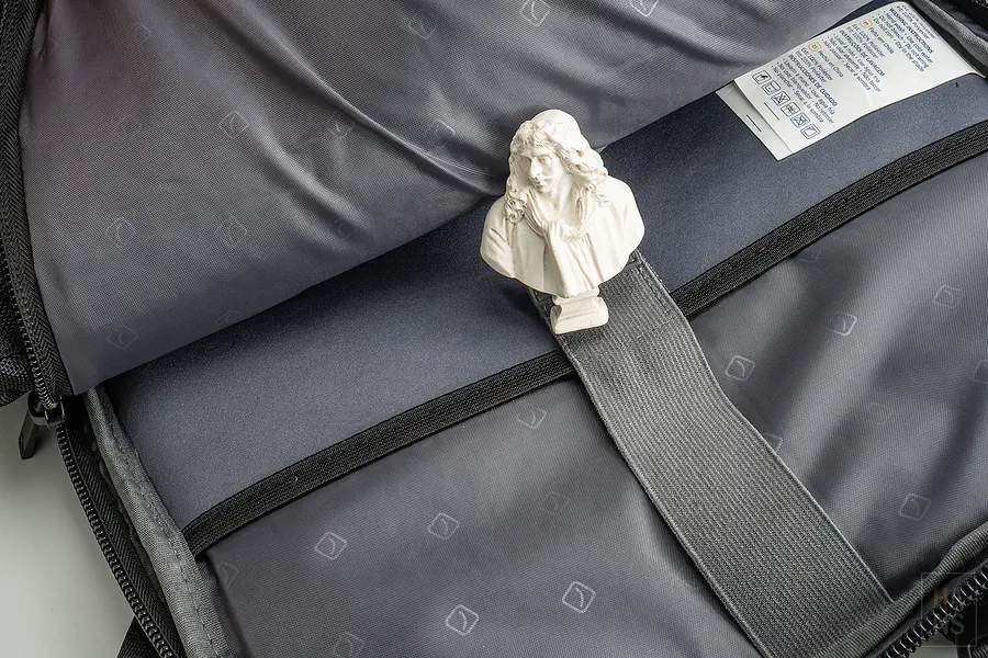 莫里哀石膏像實測獨立筆電層與固定帶