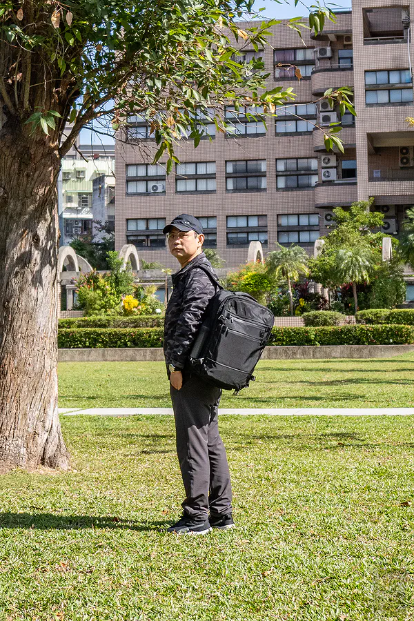 Travel Blue Journey 35L 俐落的側面曲線