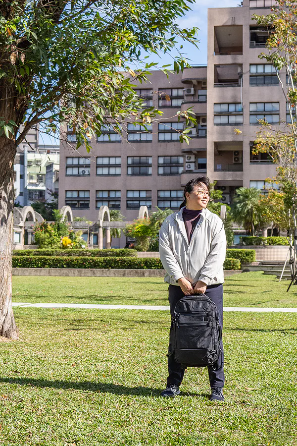 Kay 實揹 Travel Blue Journey 35L 側面比例參考