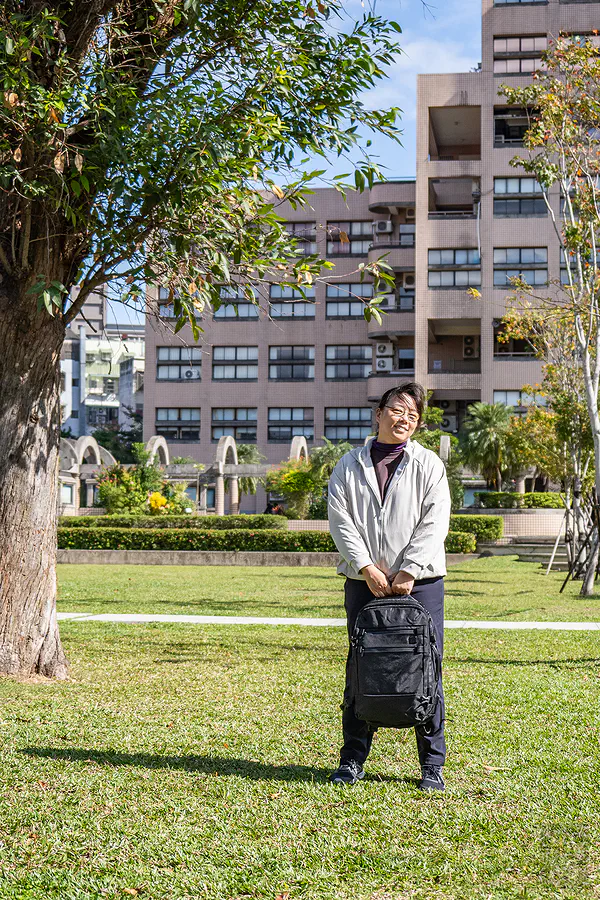 Kay 展示 Travel Blue Journey 35L 的挺拔版型