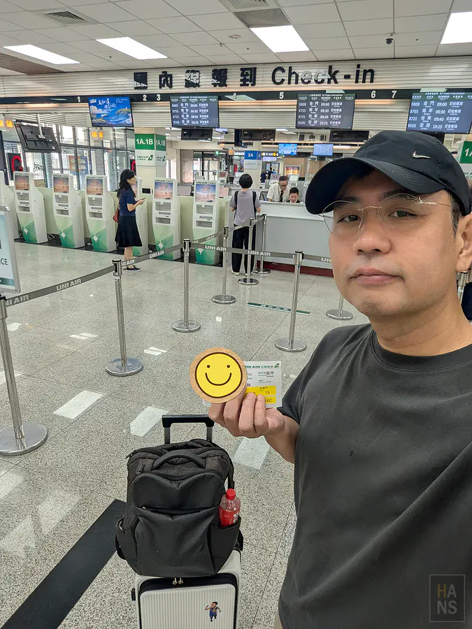 翰斯大叔在松山機場自拍，準備搭機前往日本