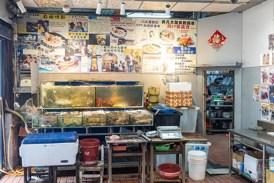 餐廳牆面上記載著萬昌造船廠轉型與媒體報導的歷史