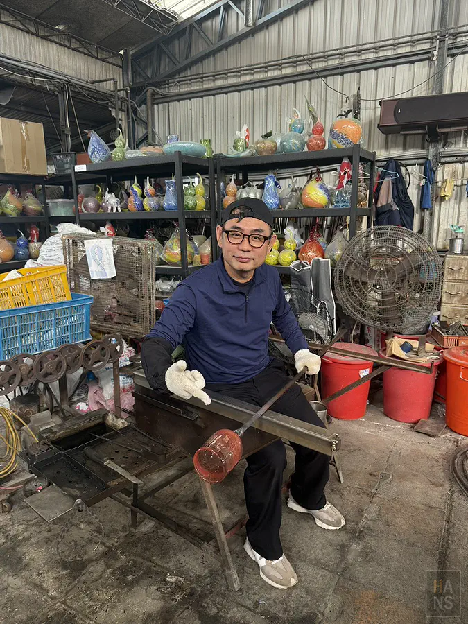 完成玻璃吹製後的紀念合影，充滿成就感