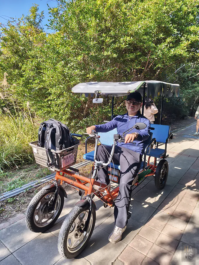 翰斯騎乘電動腳踏車，悠閒享受十七公里海岸線的愜意時光