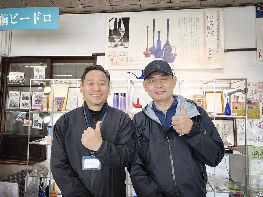 與副島硝子工業營業部長副島隆男的開心合照