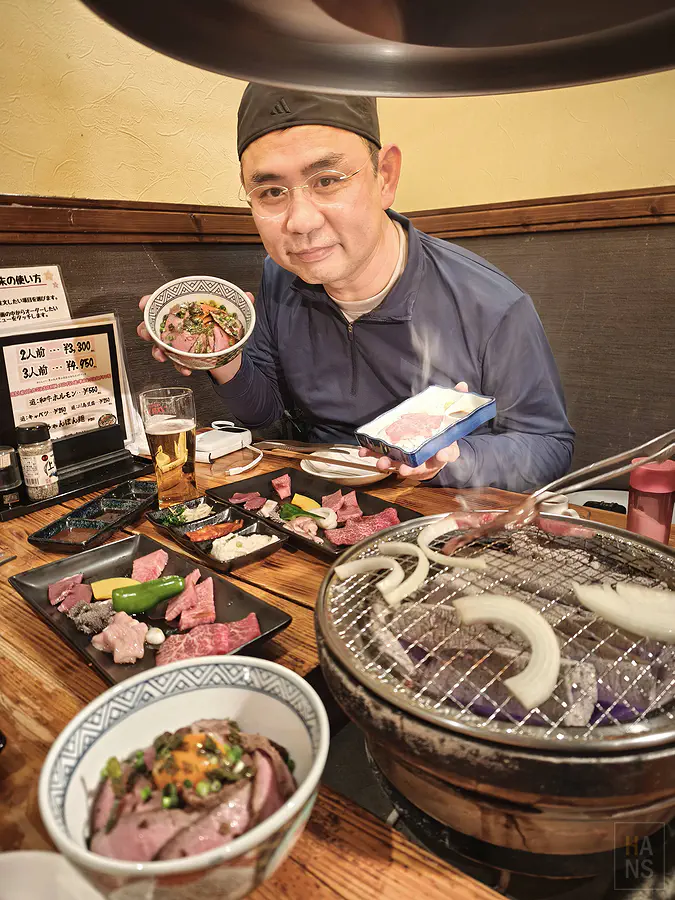 翰斯開心端著上場亭美味的佐賀牛烤牛肉片飯