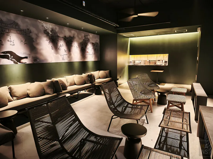 JIN6三溫暖內部洗鍊工業風更衣室空間與深色系置物櫃