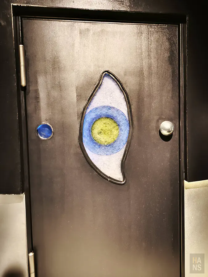 JIN6三溫暖烤箱入口靈感來自鯨魚眼睛的獨特木質圓窗大門設計