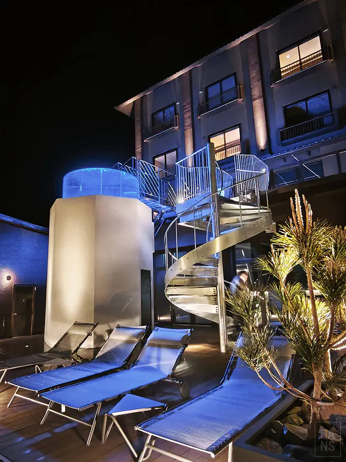 夜晚點燈後的透明壓克力水風呂宛如發光的巨大藍寶石充滿魔幻氛圍