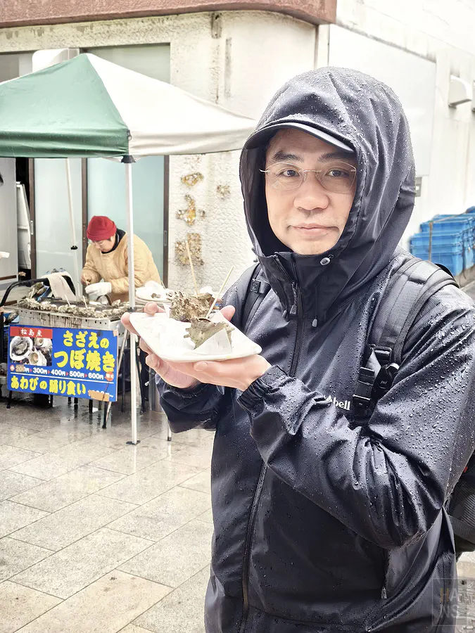 在雨中的呼子朝市品嚐熱騰騰現烤蠑螺的真實體驗