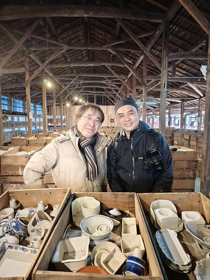 翰斯與充滿職人熱血的幸樂窯德永隆信社長開心合影