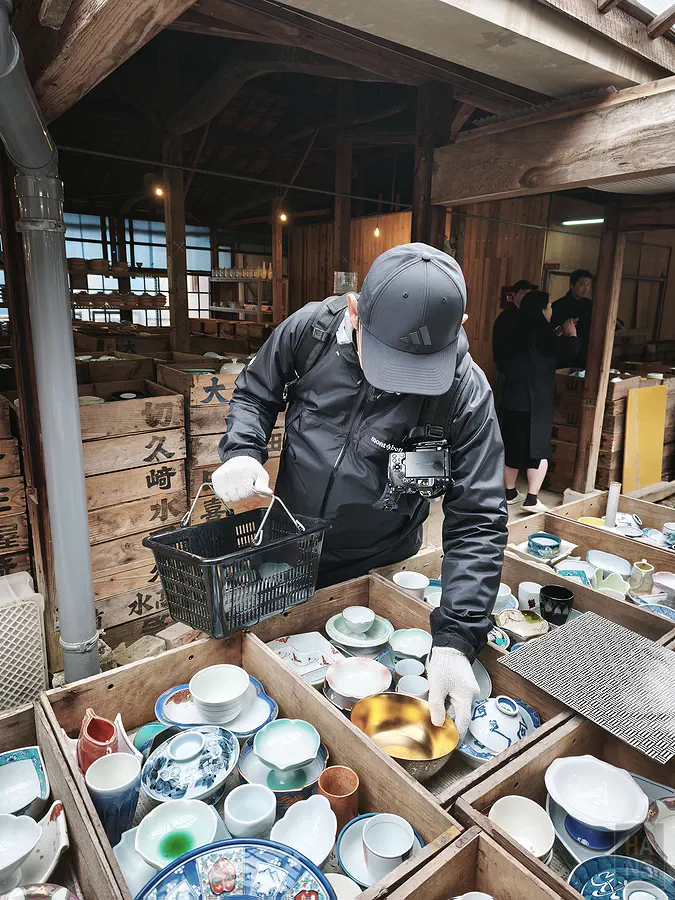 翰斯提著尋寶籃在眾多有田燒中陷入選擇困難