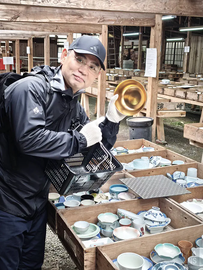 認真挑選瓷器準備裝滿尋寶籃的翰斯