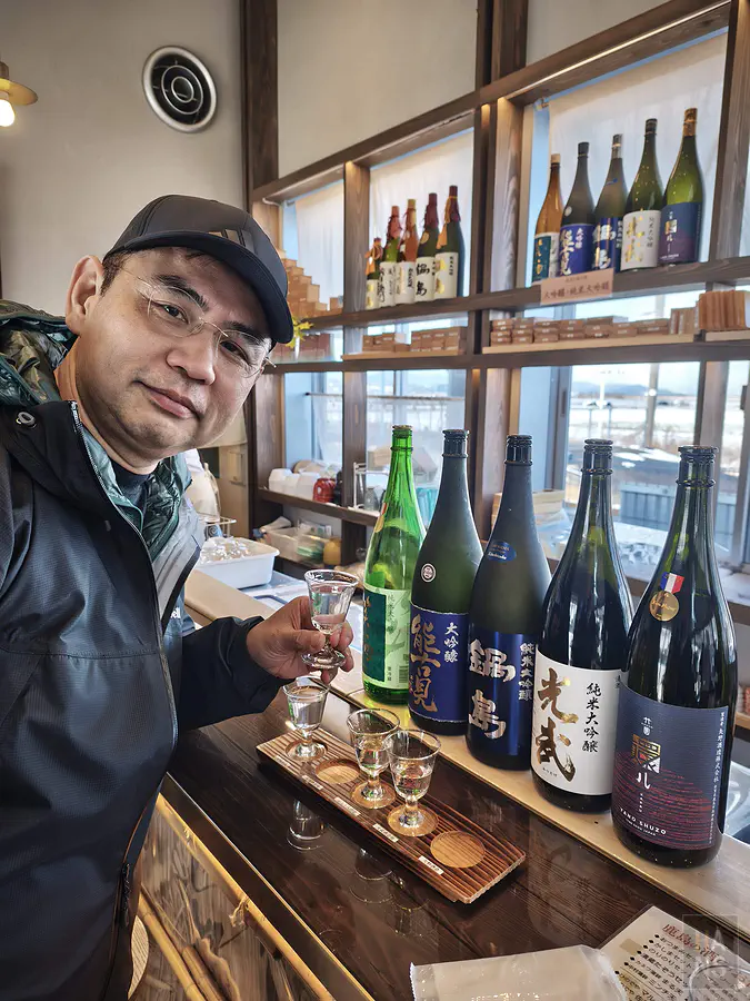 翰斯與五款在地美味清酒的合照中