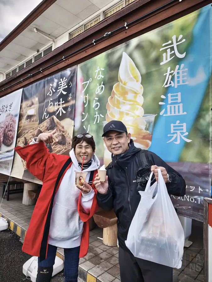 翰斯與福田小姐開心地品嚐美味的冰淇淋與在地梅子汁