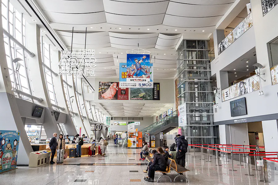 九州佐賀國際機場大廳實景與王者天下動漫聯名海報